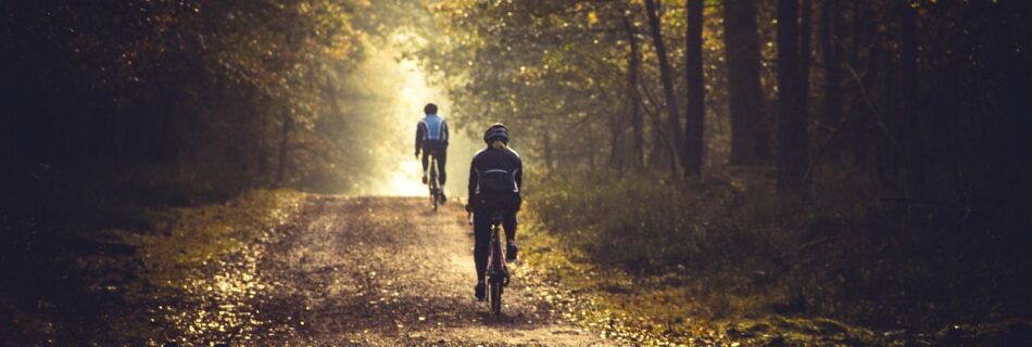Fra asfalt til skovsti: Hvordan cykling og løb påvirker din krop forskelligt
